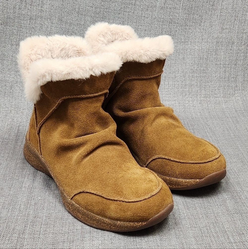 Taos Women's Future Mid Suede Boots. 7